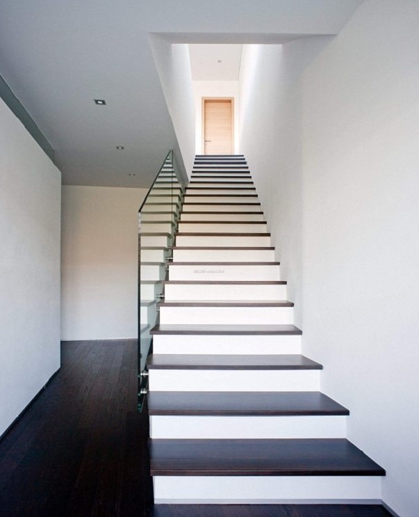 一,直行楼梯直行楼梯是直沿着一个方向上楼的楼梯,中间没有拐弯,可以